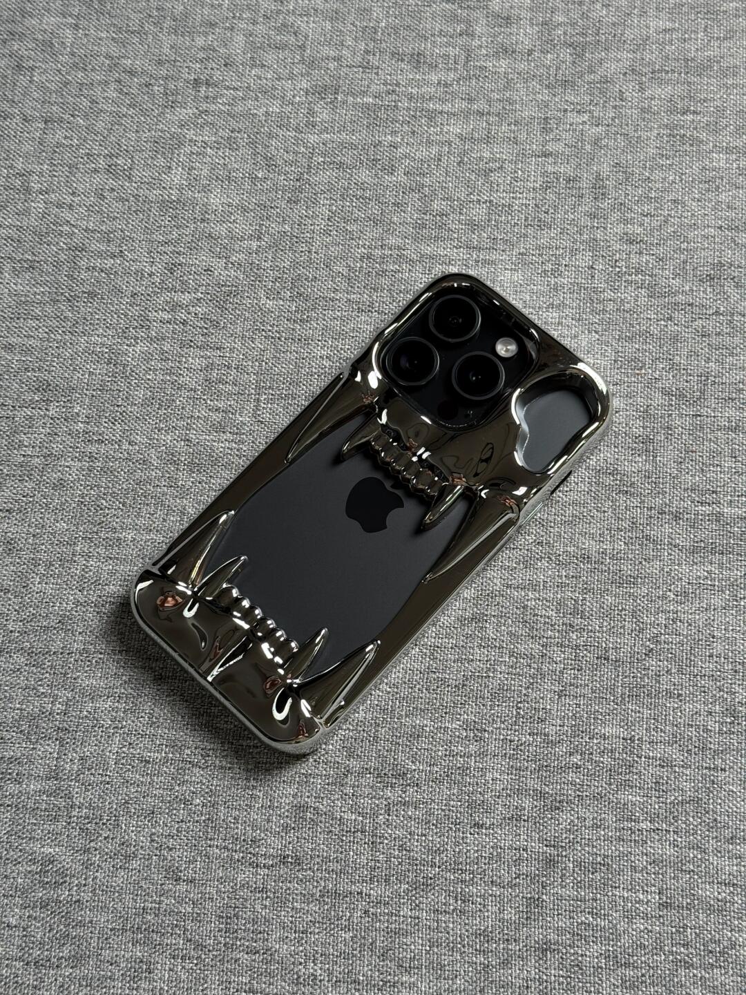 XKSǓ® FANG CHROME IPHONE CASE'S