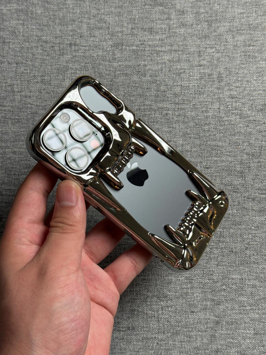 XKSǓ® FANG CHROME IPHONE CASE'S