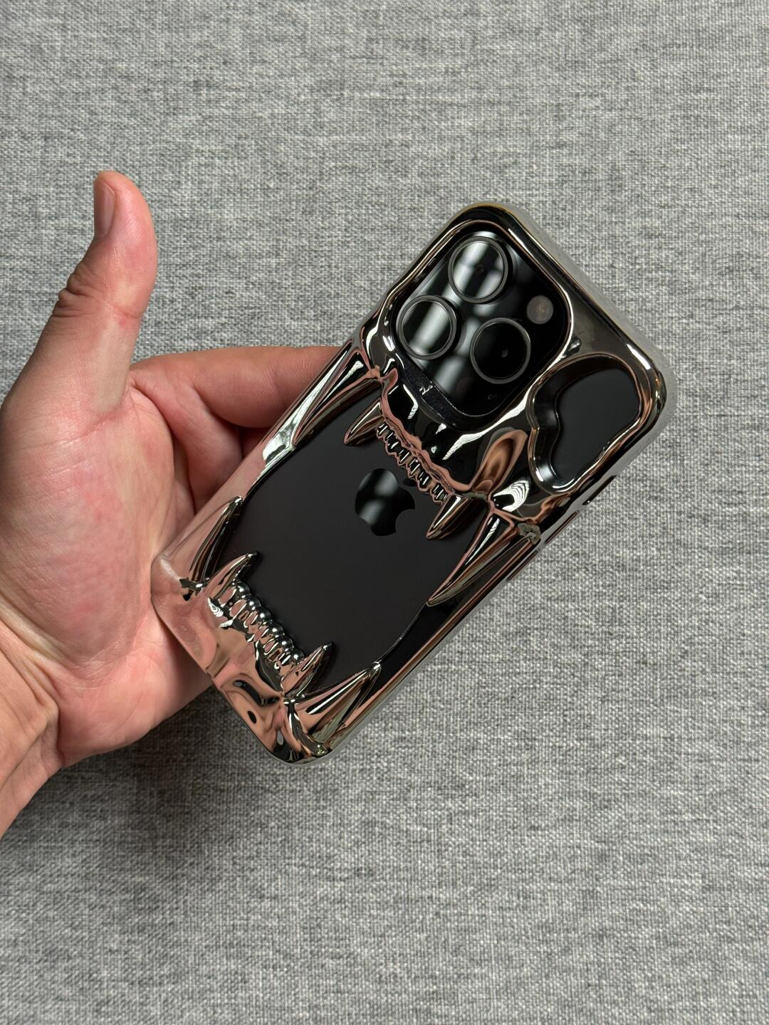 XKSǓ® FANG CHROME IPHONE CASE'S