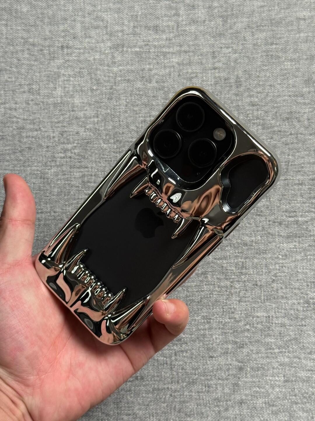 XKSǓ® FANG CHROME IPHONE CASE'S